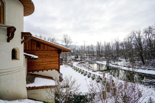 Bavarian Bungalow Getaway (b)