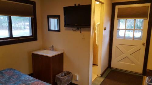 Riverbank Motel And Cabins