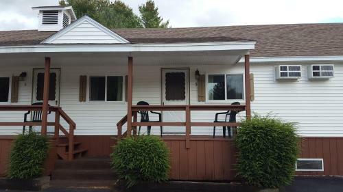 Riverbank Motel And Cabins