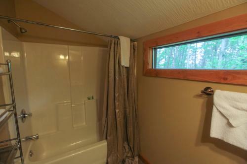 Couples Paradise II - Hocking Hills Cabin