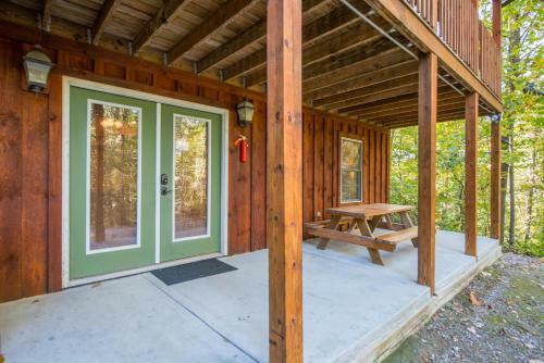 Frontier Cabin In Hocking Hills