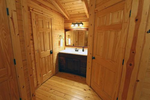 Frontier Cabin In Hocking Hills
