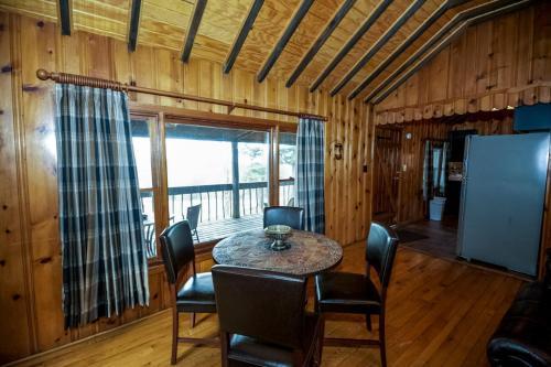 Settler - Hocking Hills Cabin