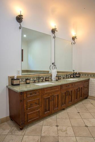 Private Spanish Villa In Central Hollywood With Pool