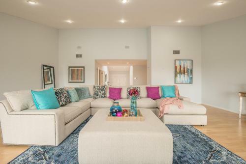 Hollywood Hills Home, Pool, Views, Lake