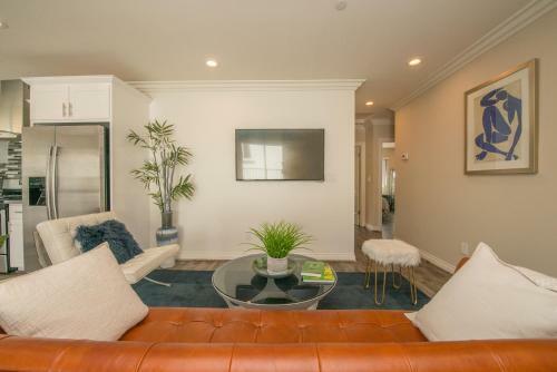Large - Modern Hollywood Duplex -centrally Located