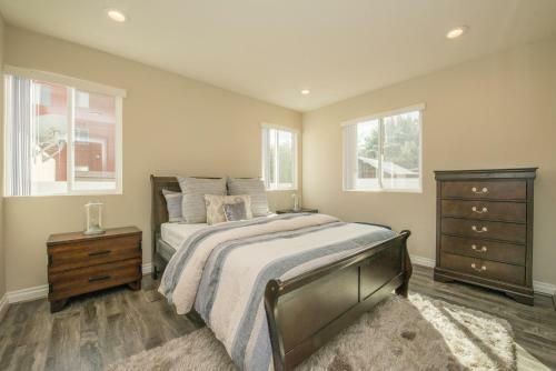 Large - Modern Hollywood Duplex -centrally Located