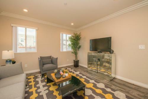 Large - Modern Hollywood Duplex -centrally Located