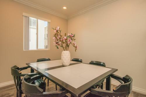 Large - Modern Hollywood Duplex -centrally Located
