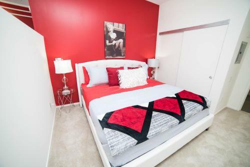 Gorgeous 1 Bedroom Hollywood Apartment