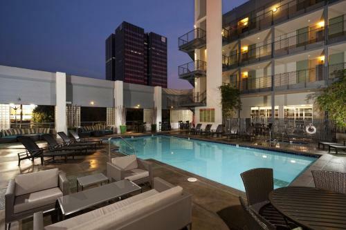 Gorgeous 1 Bedroom Hollywood Apartment