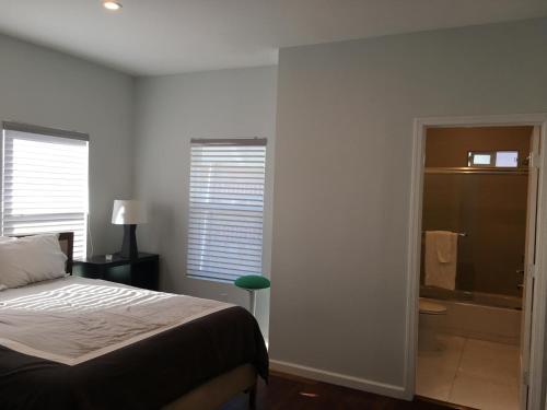 Huge Modern 6 Bedroom 7 Bathroom Home