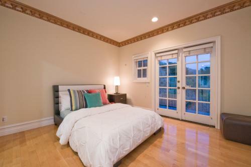 Luxurious Hollywood Mansion Under Hollywood Sign