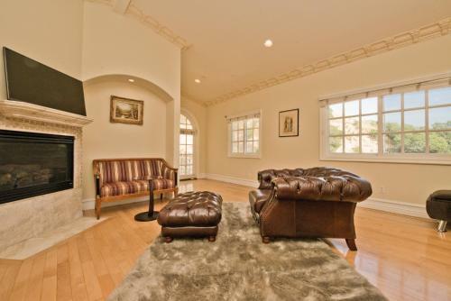 Luxurious Hollywood Mansion Under Hollywood Sign