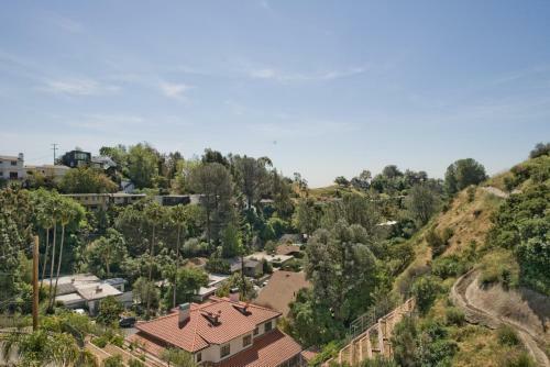 Luxurious Hollywood Mansion Under Hollywood Sign