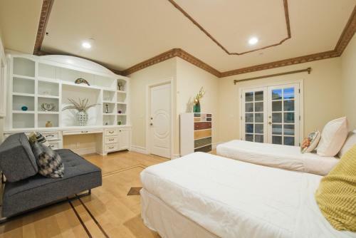 Luxurious Hollywood Mansion Under Hollywood Sign