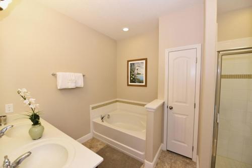 Five-bedroom Oakbourne Villa #5336