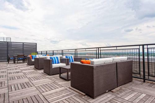 Apartamento Downtown Convenience With Breathtaking Rooftop Views!