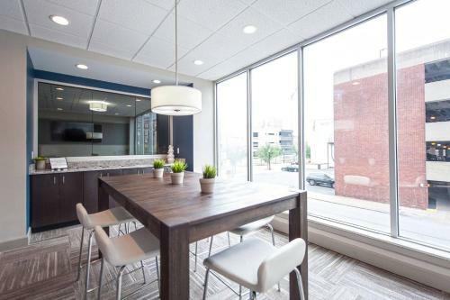 Apartamento Downtown Convenience With Breathtaking Rooftop Views!
