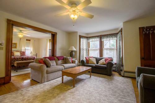 Pleasant Street 49-upper Level