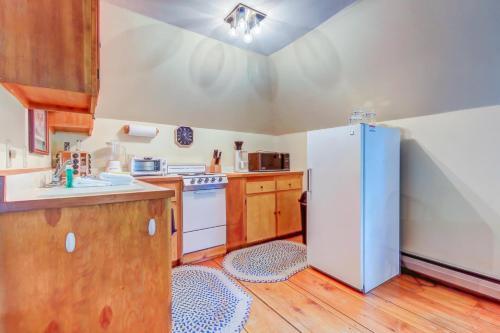 Amato Carriage House, Upper Level