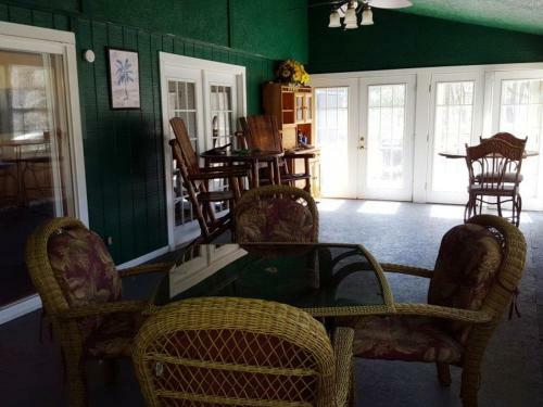 The Jive - Christophers Riverside Cabin 1