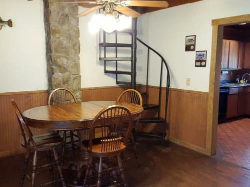 The Jive - Christophers Riverside Cabin 1