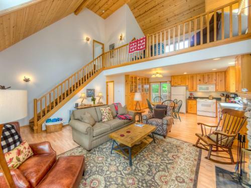 Whispering Whale Lodge
