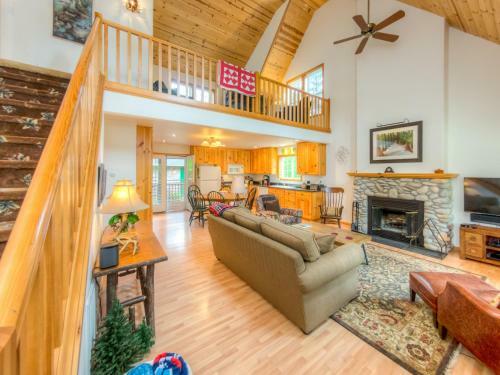 Whispering Whale Lodge