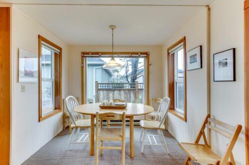 Manzanita Downtown Cabin