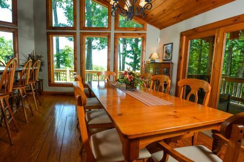 One Ski Hill Five-bedroom Holiday Home