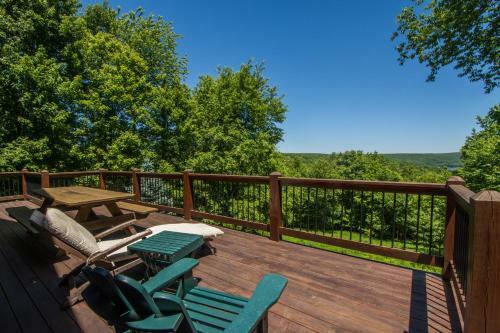 Wisp' N Away Five-bedroom Holiday Home