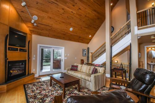 Wisp' N Away Five-bedroom Holiday Home