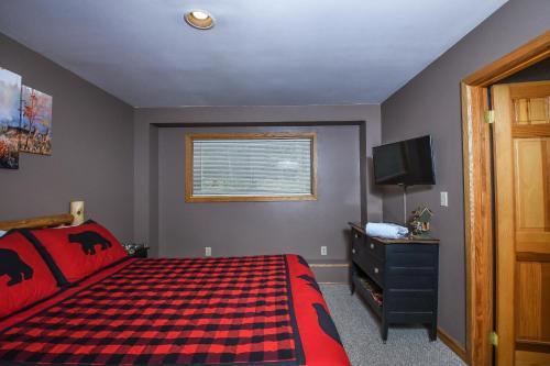 Lazy Bass Lodge Five-bedroom Holiday Home