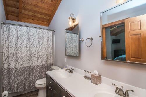 Mountain Crest Villa Five-bedroom Holiday Home
