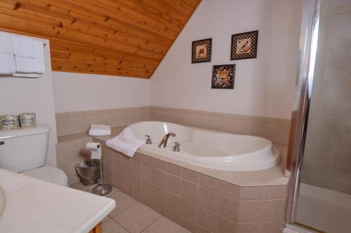 Green Gables Four-bedroom Holiday Home