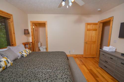 Hootenanny Five-bedroom Holiday Home