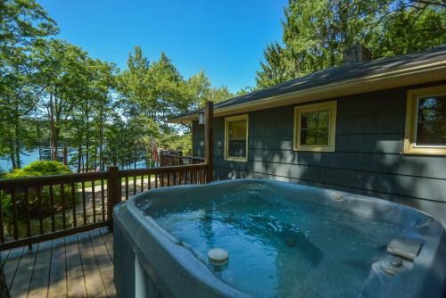Whispering Oaks Three-bedroom Holiday Home