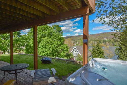 Wispering Waters Five-bedroom Holiday Home