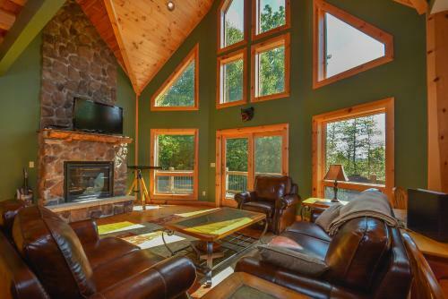 Cozy Bear Chalet Four-bedroom Holiday Home