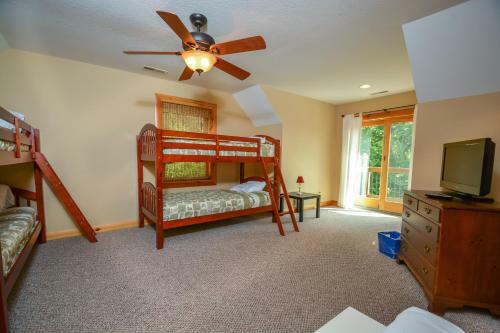 Cozy Bear Chalet Four-bedroom Holiday Home