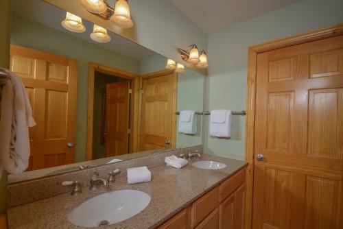 Lakeside Lodge Four-bedroom Holiday Home