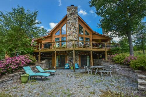 Mountainlair Five-bedroom Holiday Home
