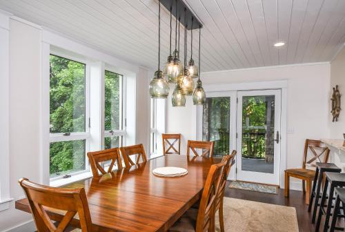 Lake Stone Manor Five-bedroom Holiday Home