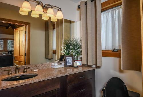 Hawk Mountain Five-bedroom Holiday Home