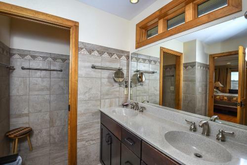 Hawk Mountain Five-bedroom Holiday Home