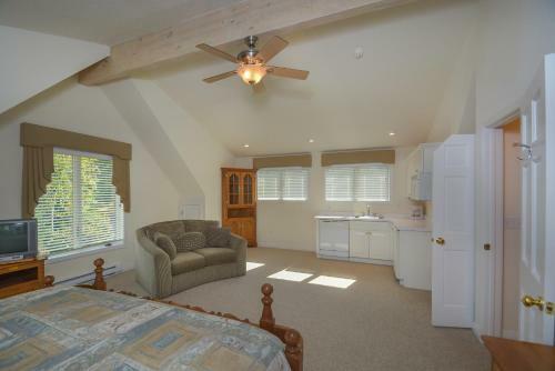 Lake Escape Five-bedroom Holiday Home