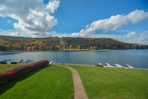 Lake Escape Five-bedroom Holiday Home