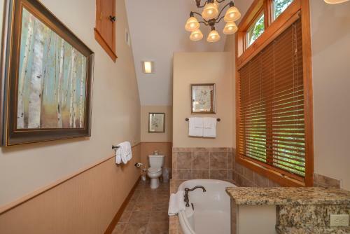 Firefly Cove Four-bedroom Holiday Home