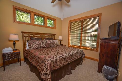 Firefly Cove Four-bedroom Holiday Home